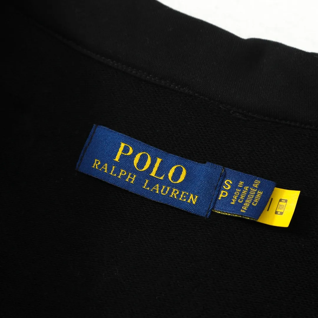 P260 #R99 Ralph Lauren pony logo eight-color half-zip lapel sweatshirt. Wear three times in one suit, easy to switch styles: Fully stand-up collar mode: crisp lapel three-dimensional windproof, taking into account warmth and cool lines, full of coolness ▫️Half-open lazy mode: slightly exposed collarbone, relaxed and comfortable | Pair with a shirt or high collar to show the intellectual atmosphere ▫️Full-open V-neck mode: Visually extends the neck-shoulder ratio | Stacking is more layered, hiding the flesh and making it look slimmer, making it easy to wear with a sense of luxury. Genderless design, shared wardrobe concept: White is gentle and elegant | Black is cool and slimming | Both colors can be used to create a couple CP look. 8 colors are available in the full line | From classic to soft | Meet all daily and occasion dressing needs Quality is reflected in the details: Micro-label logo embroidery | Loose but not procrastinating tailoring | High-grade fabrics ensure a comfortable fit. Easily manage various scenarios such as workplace commuting, weekend leisure, and date travel, effortless chic is the definition of effortless chic.  Color: Black White Navy Mint Green Khaki Pink Yellow Army Green Size: S M L